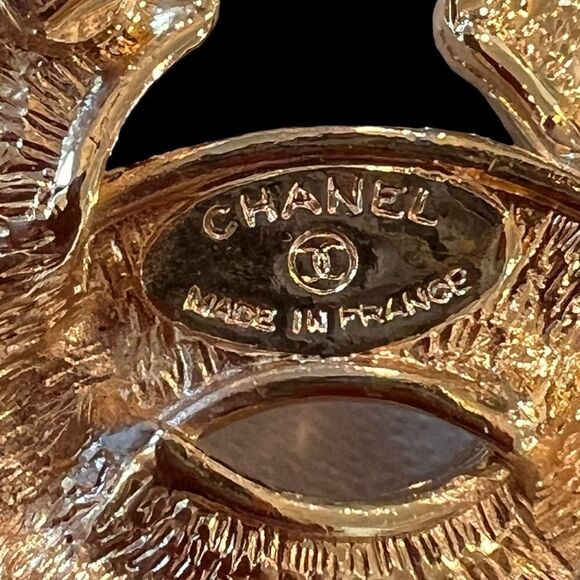 Chanel Matelasse CC Small Brooch - Picture 4 of 5